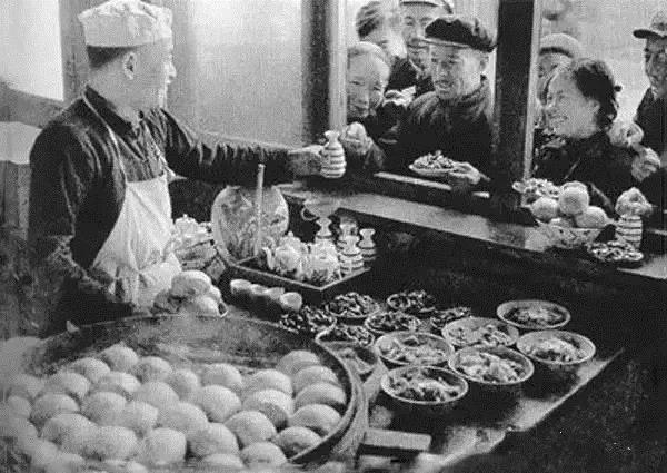 70年代农村吃饭老照片,瞬间刷爆