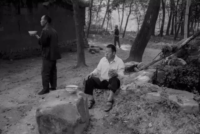 70年代农村吃饭老照片，瞬间刷爆
