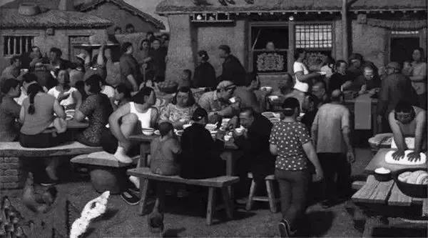 70年代农村吃饭老照片，瞬间刷爆